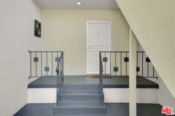 $749,999 | 6740 South Springpark Avenue, Unit 101, Los Angeles, CA 90056