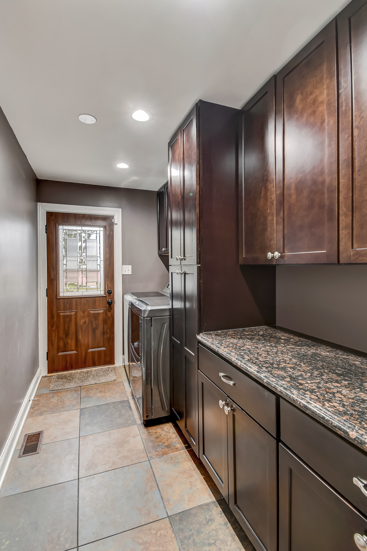 5 Hunter Court Burr Ridge, IL 60527 - Photo 14 of 44 Gallery Image 14