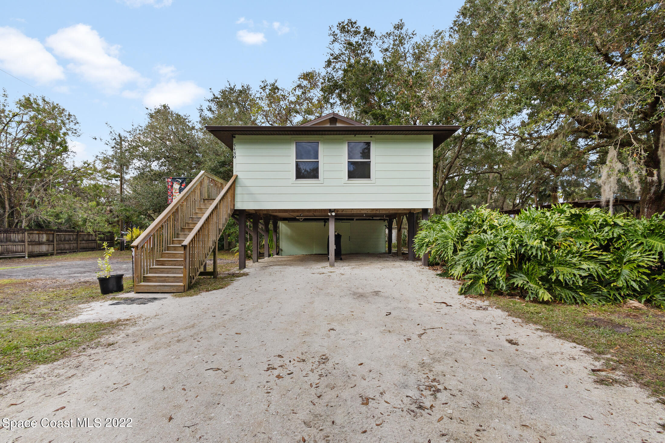 a view of a house with a backyard