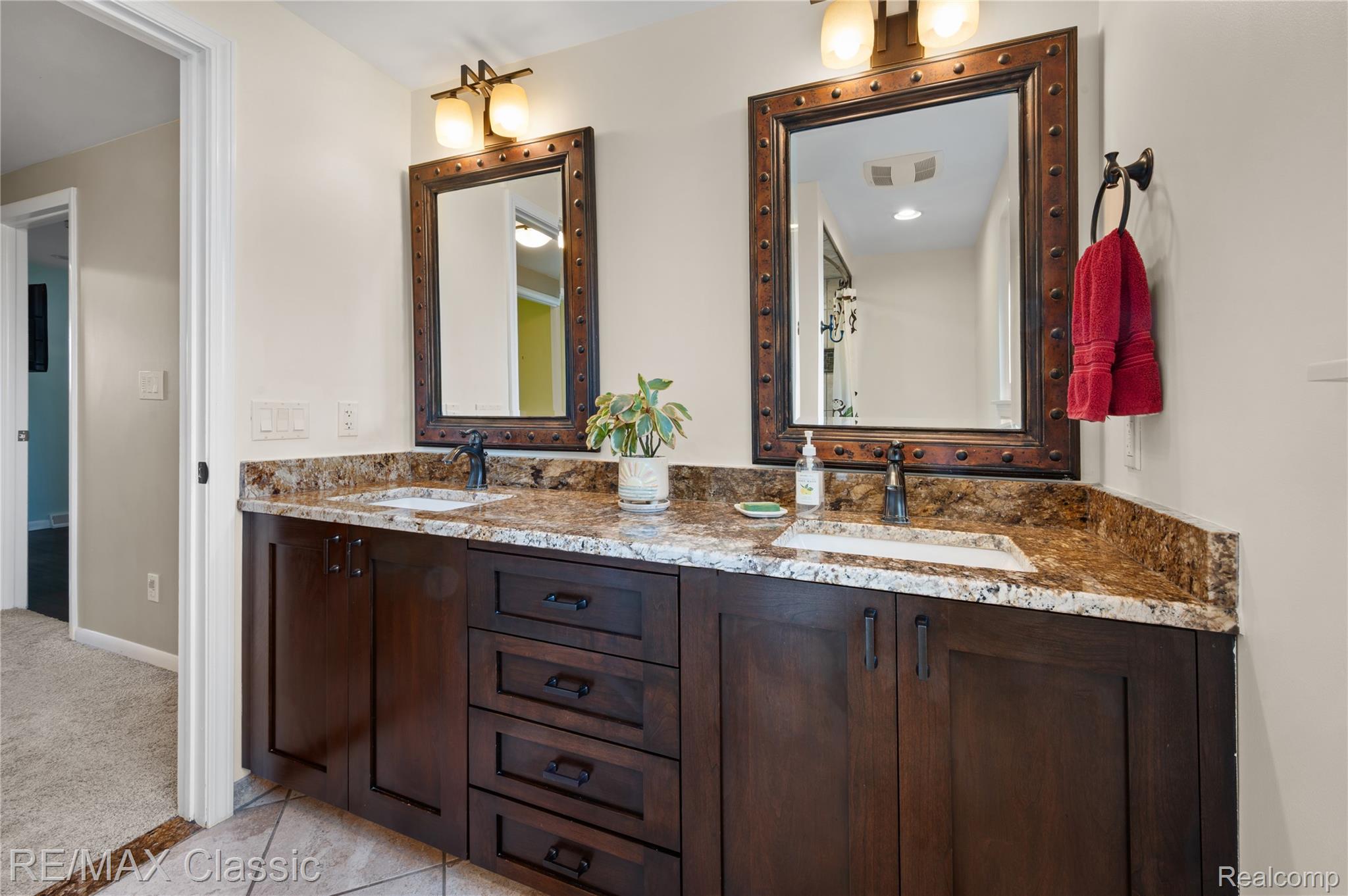 36159 West Lyman Road Farmington, MI 48331 - Photo 29 of 38 2nd floor full bathroom