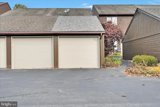 a view of a garage of the house