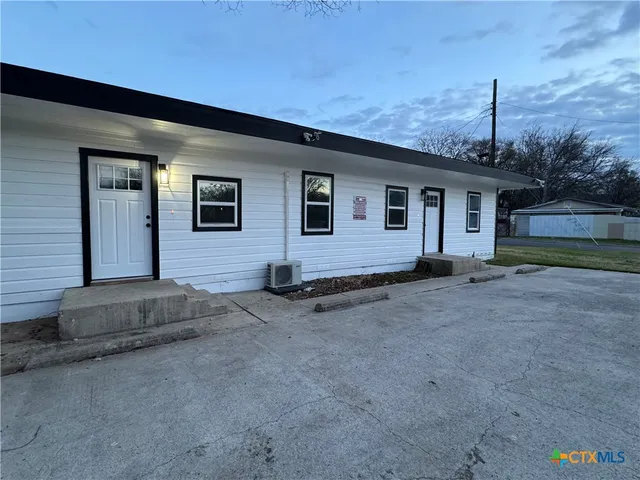 a view of a house with a backyard