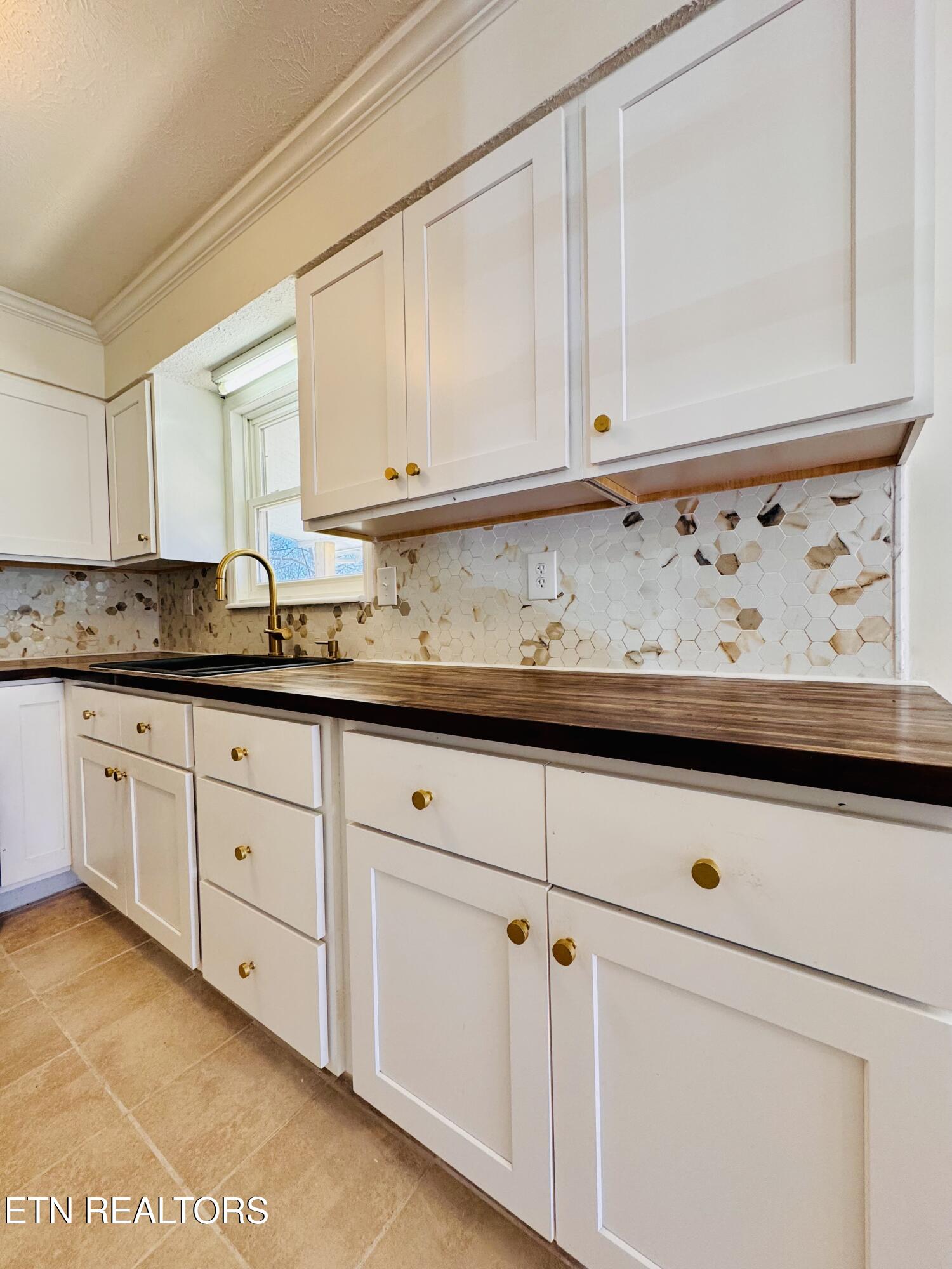 138 South Gaylor Road La Follette, TN 37766 - Photo 15 of 46 IMG_2907