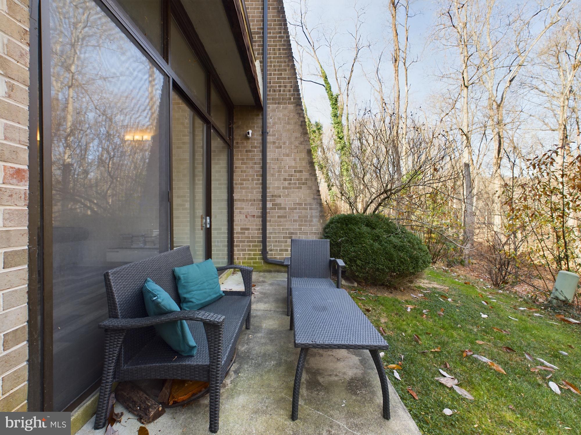 11566 Rolling Green Court, Unit 101 Reston, VA 20191 - Photo 11 of 38 a backyard of a house with table and chairs