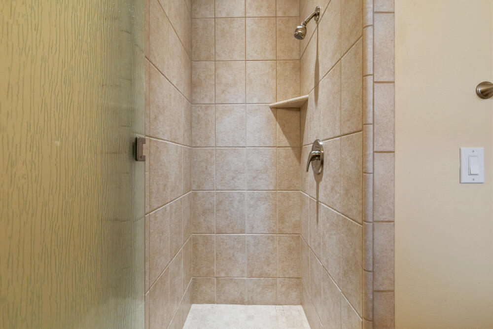 6586 Cooper's Hawk Road Klamath Falls, OR 97601 - Photo 38 of 68 Tile Shower