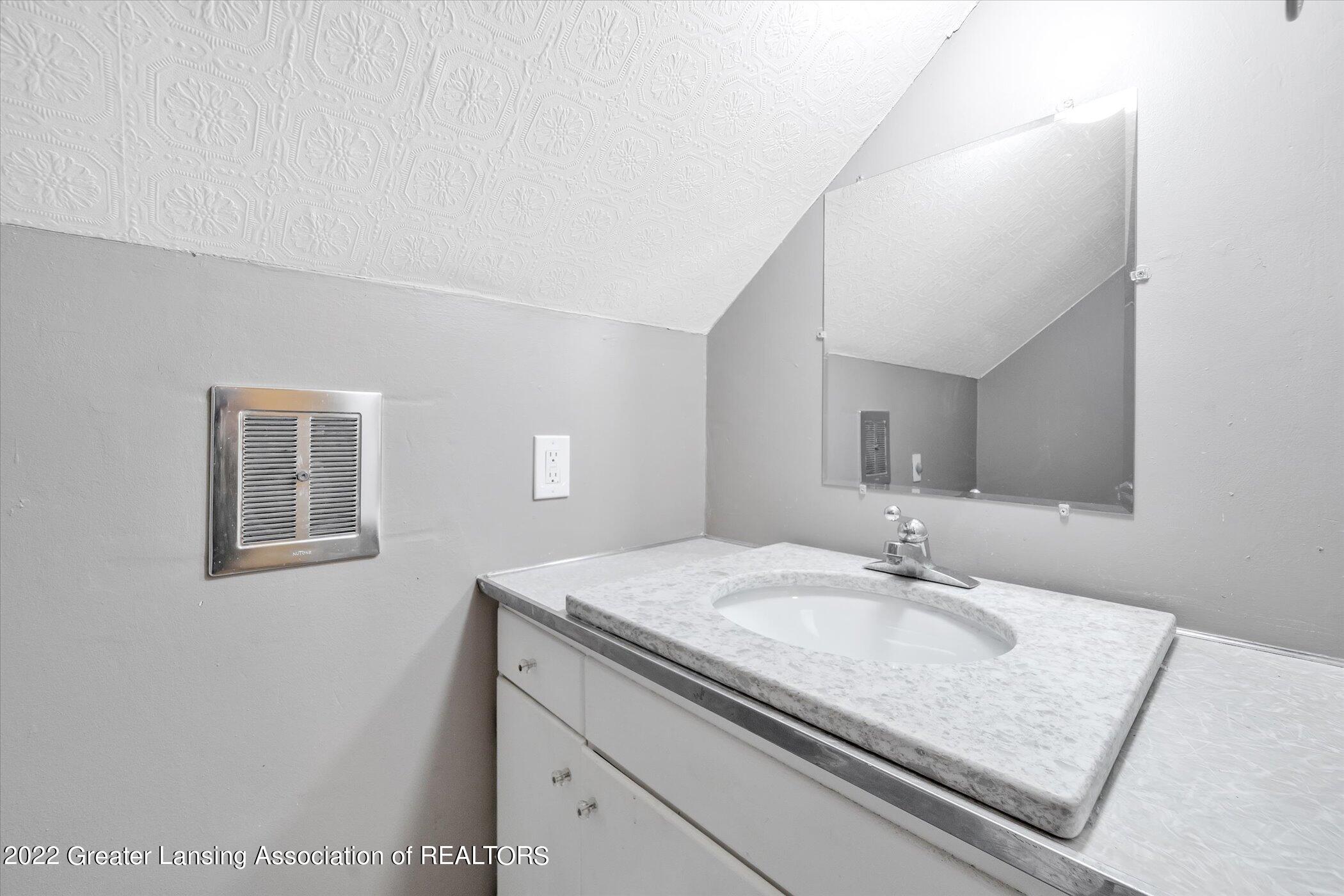 722 Robins Road Lansing, MI 48917 - Photo 24 of 40 Bathroom