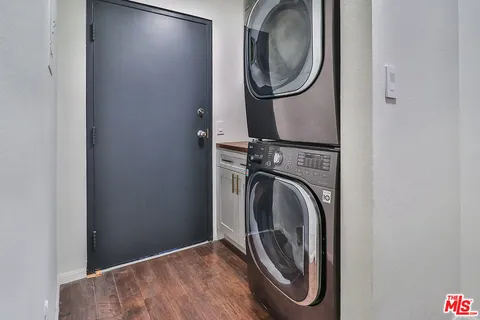 $4,500 | 18100 Burbank Boulevard, Unit 19, Tarzana, CA 91356
