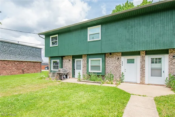 $1,100 | 217 Edwin Street Northwest, Unit A, Hartville, OH 44632