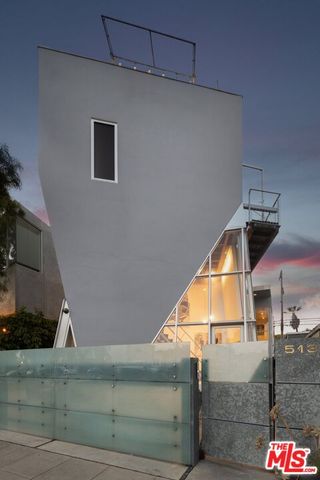 a view of a house with entryway