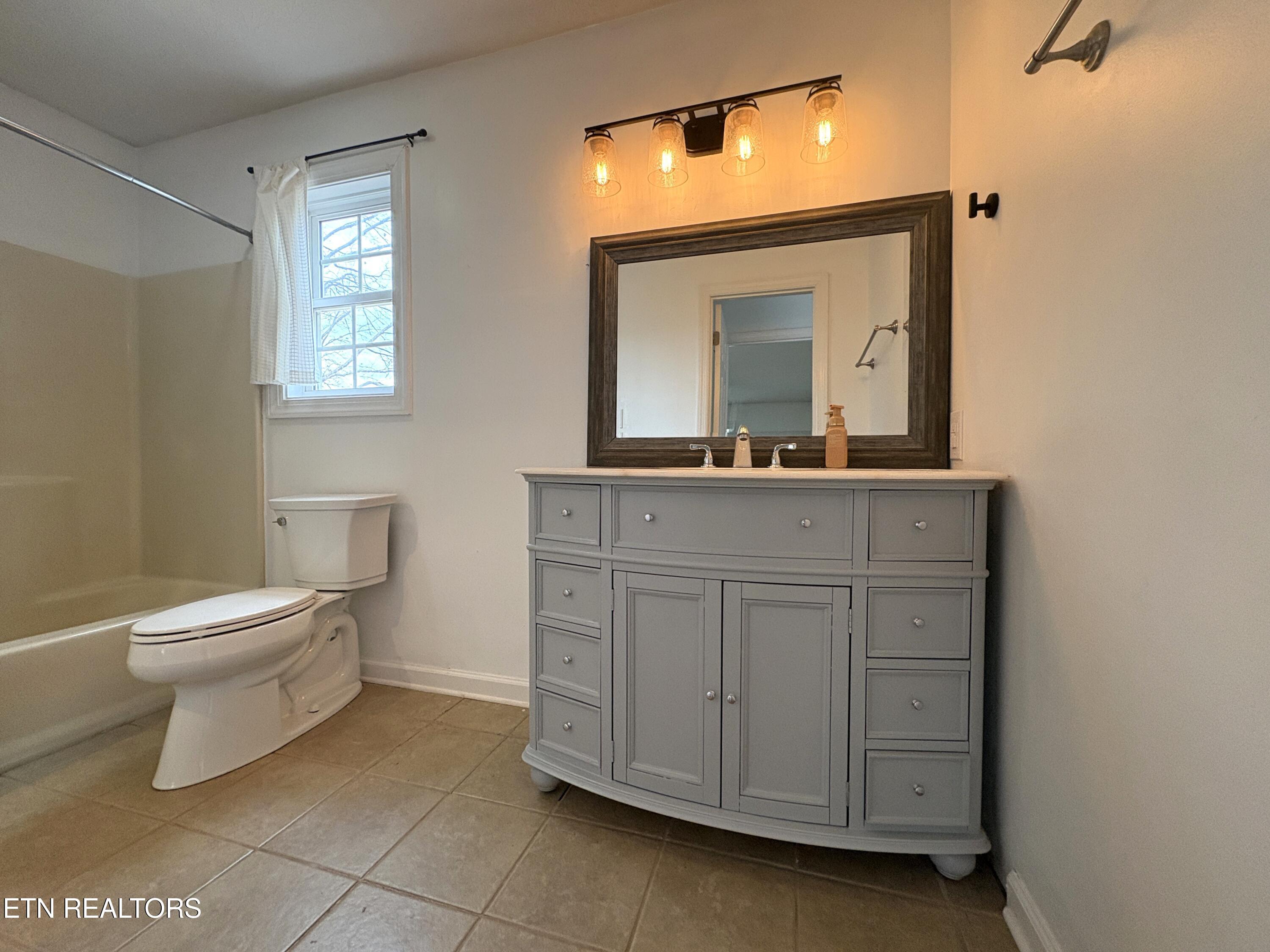 805 Tree Trunk Road Knoxville, TN 37934 - Photo 17 of 44 Main Floor Full Bath