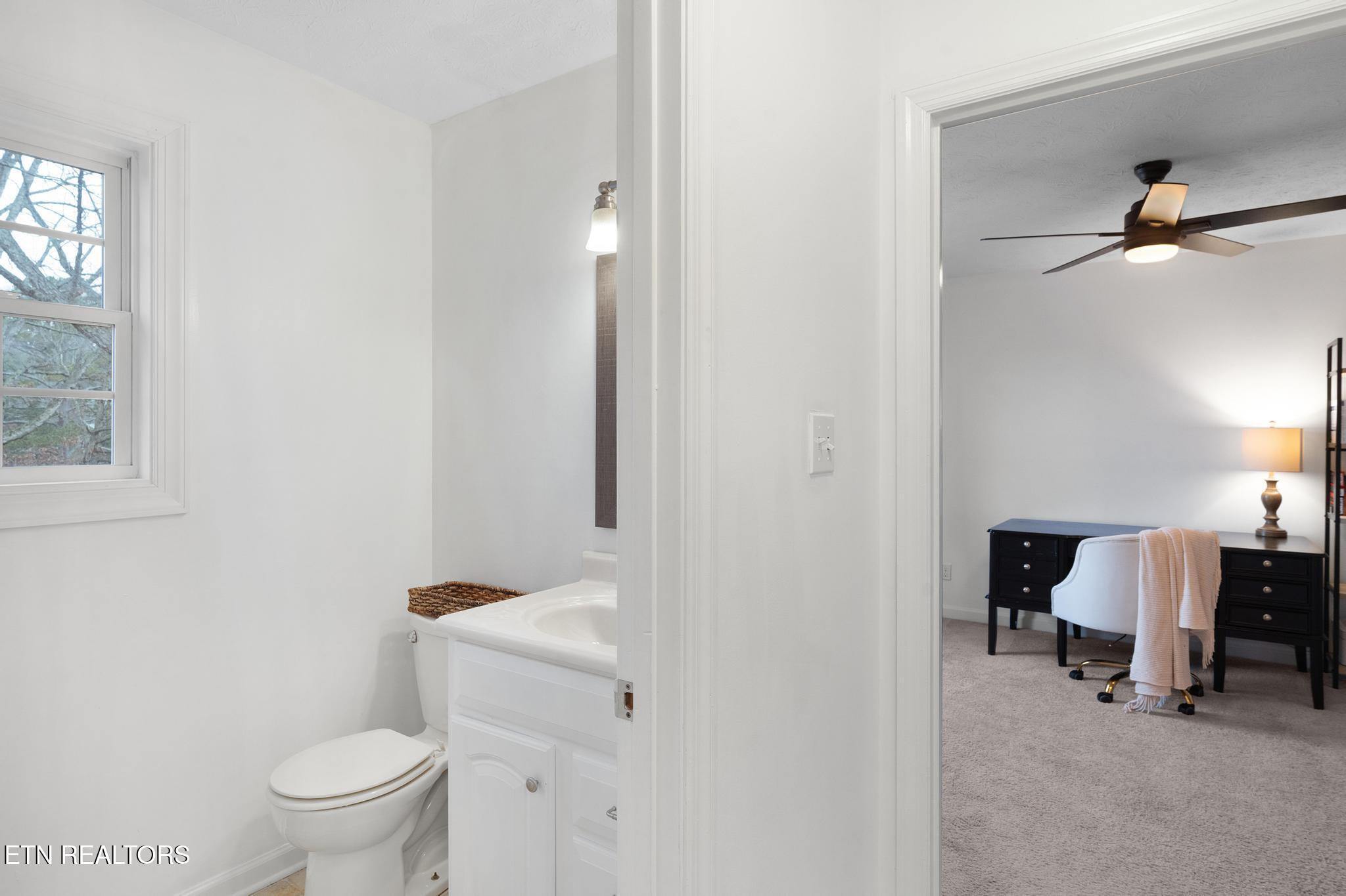 805 Tree Trunk Road Knoxville, TN 37934 - Photo 23 of 44 2nd Full Bath - Upstairs