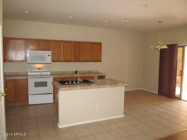 671 West Rattlesnake Place Casa Grande, AZ 85122 - Photo 6 of 22 kitchen