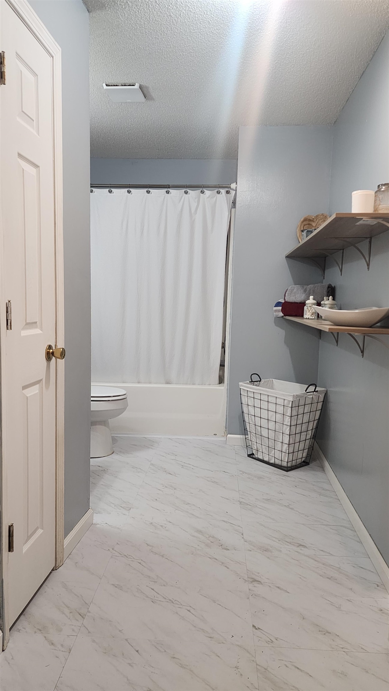 2638 Hawkins Mill Road Memphis, TN 38127 - Photo 8 of 13 Extra Large Hallway Bath