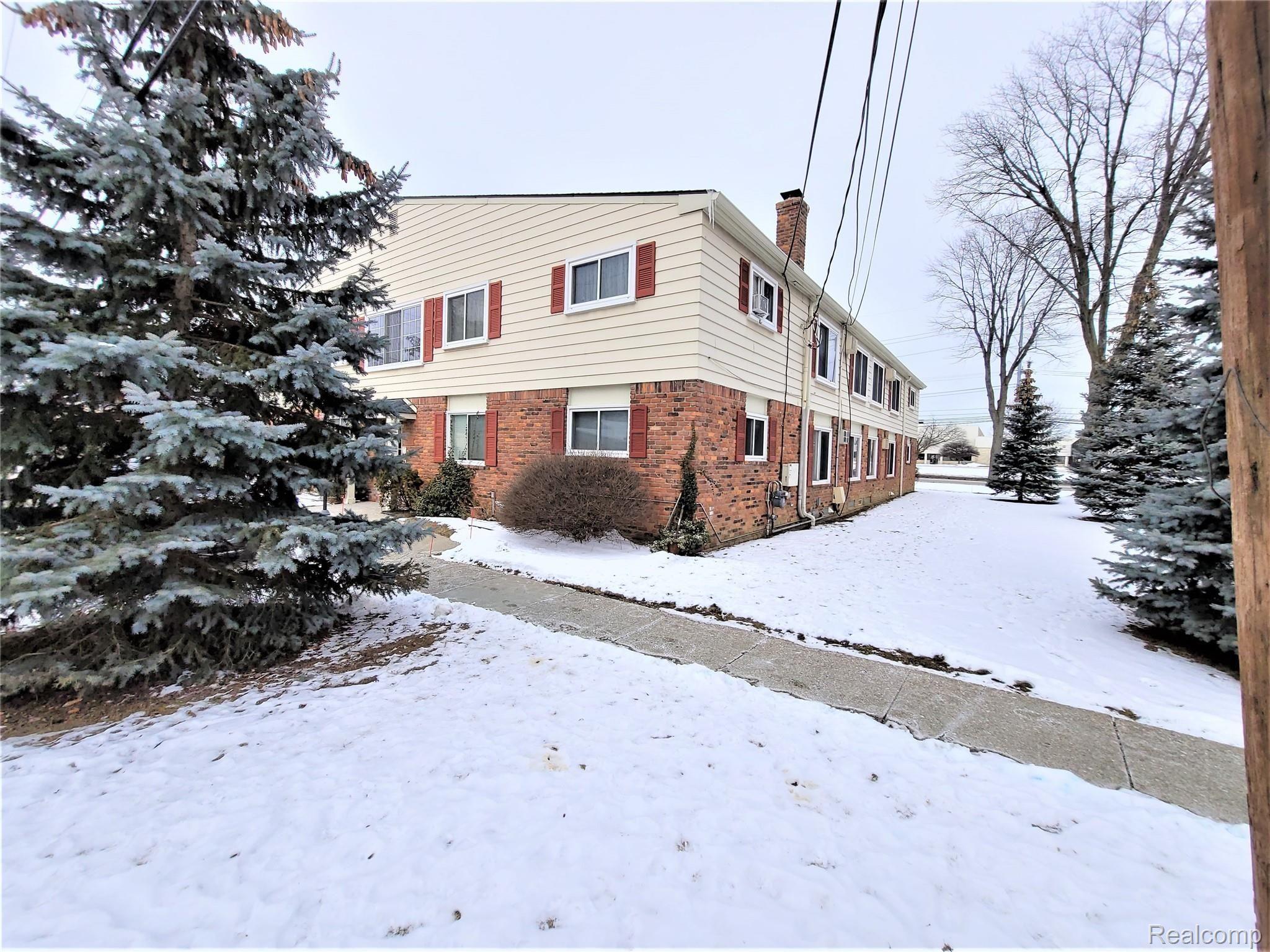823 West Maple Road Clawson, MI 48017 - Photo 11 of 11 Courtyard view.jpg