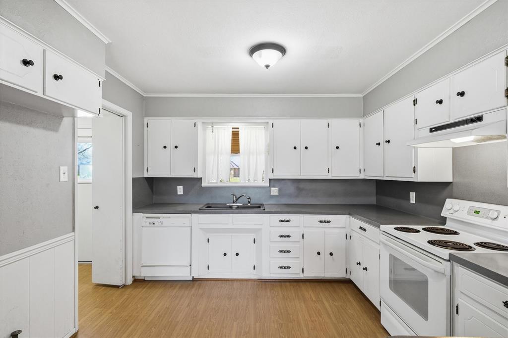 216 Helen Drive Lindale, TX 75771 - Photo 11 of 39 a kitchen with granite countertop a stove a sink and a refrigerator