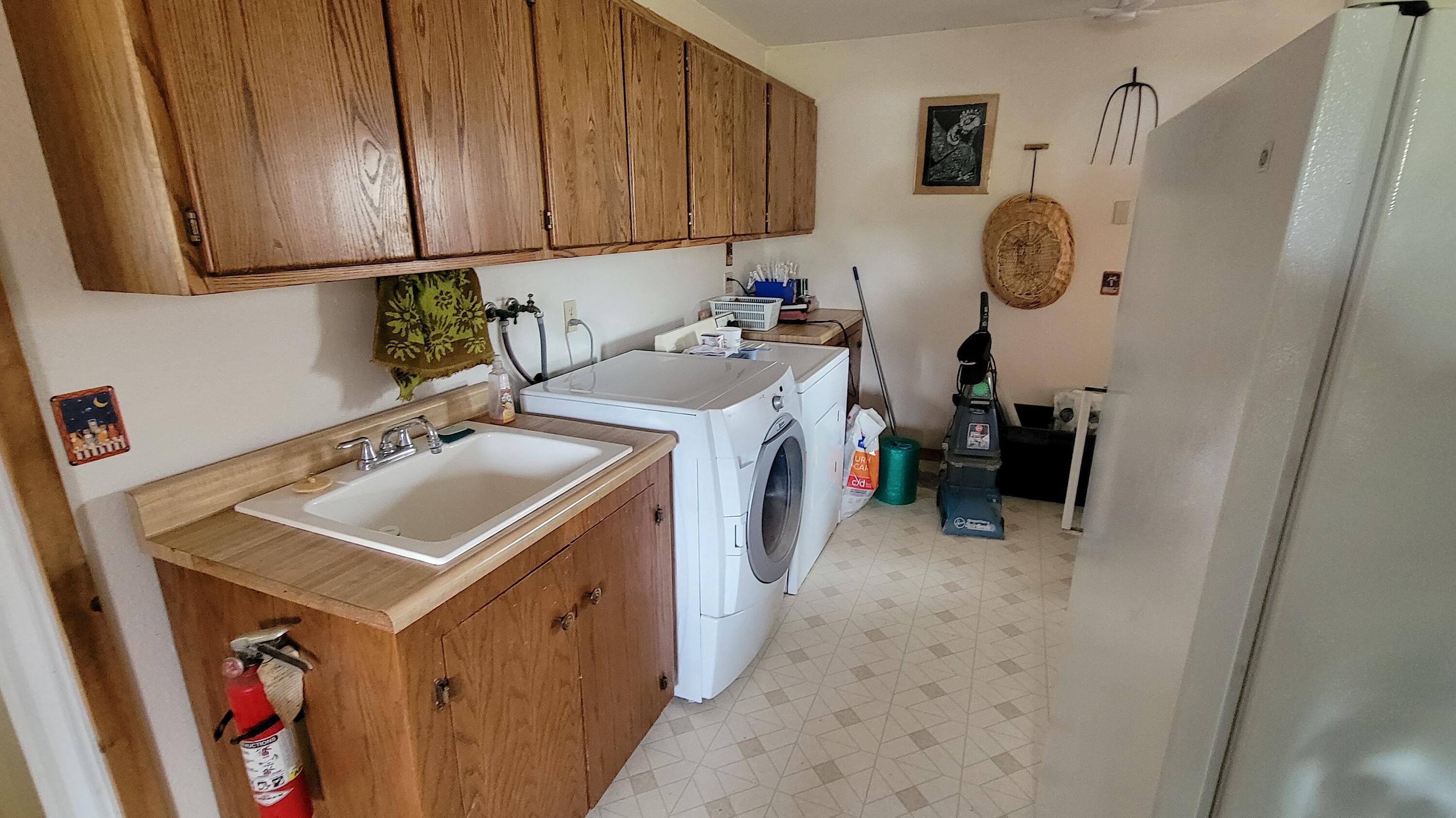 298 Main Street Monument, OR 97864 - Photo 22 of 66 a utility room with dryer and washer