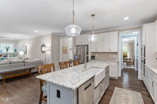 a large kitchen with kitchen island a large island in it