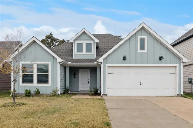 a view of a house with garage