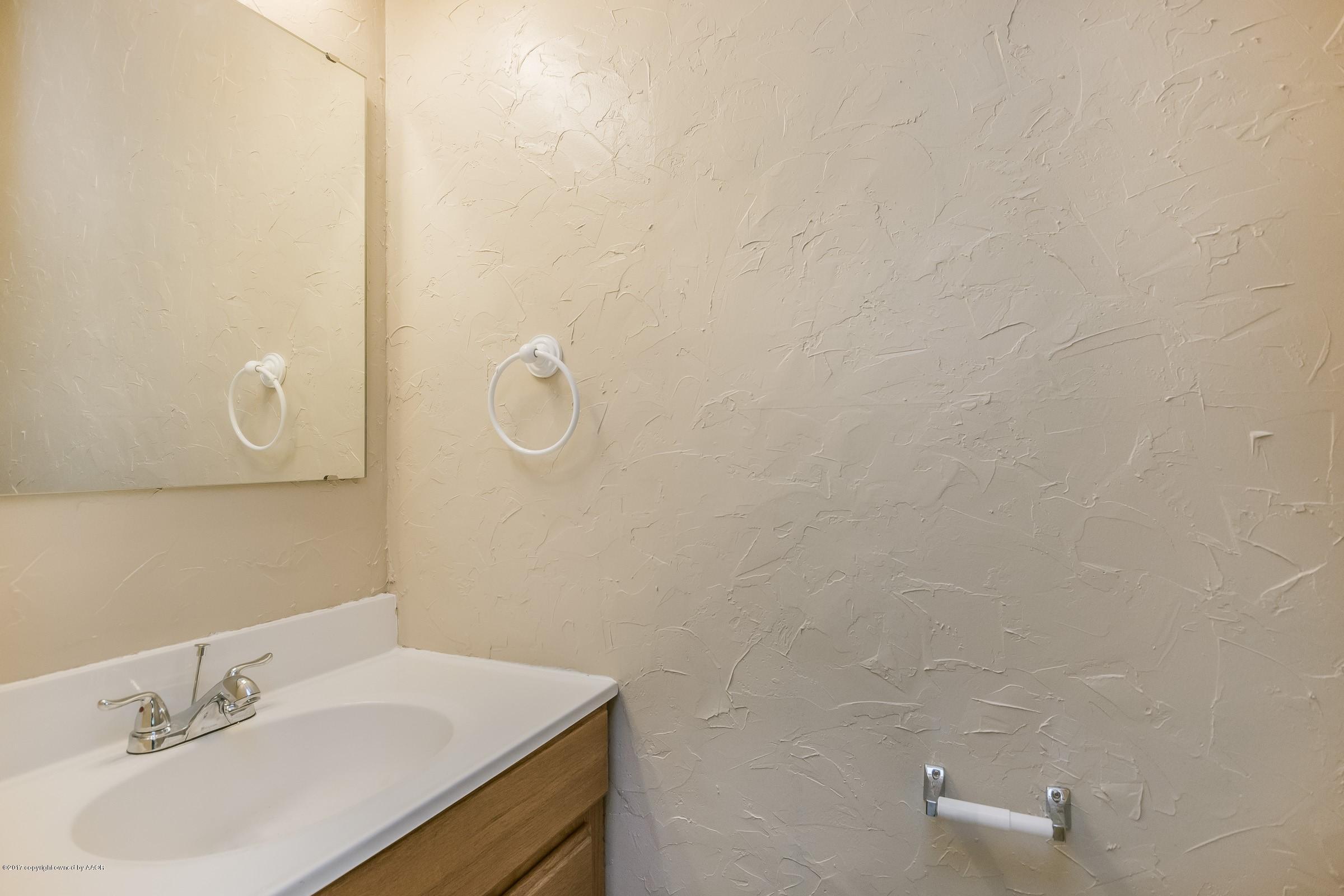 6400 Dreyfuss Road Amarillo, TX 79106 - Photo 11 of 25 011_Powder Room