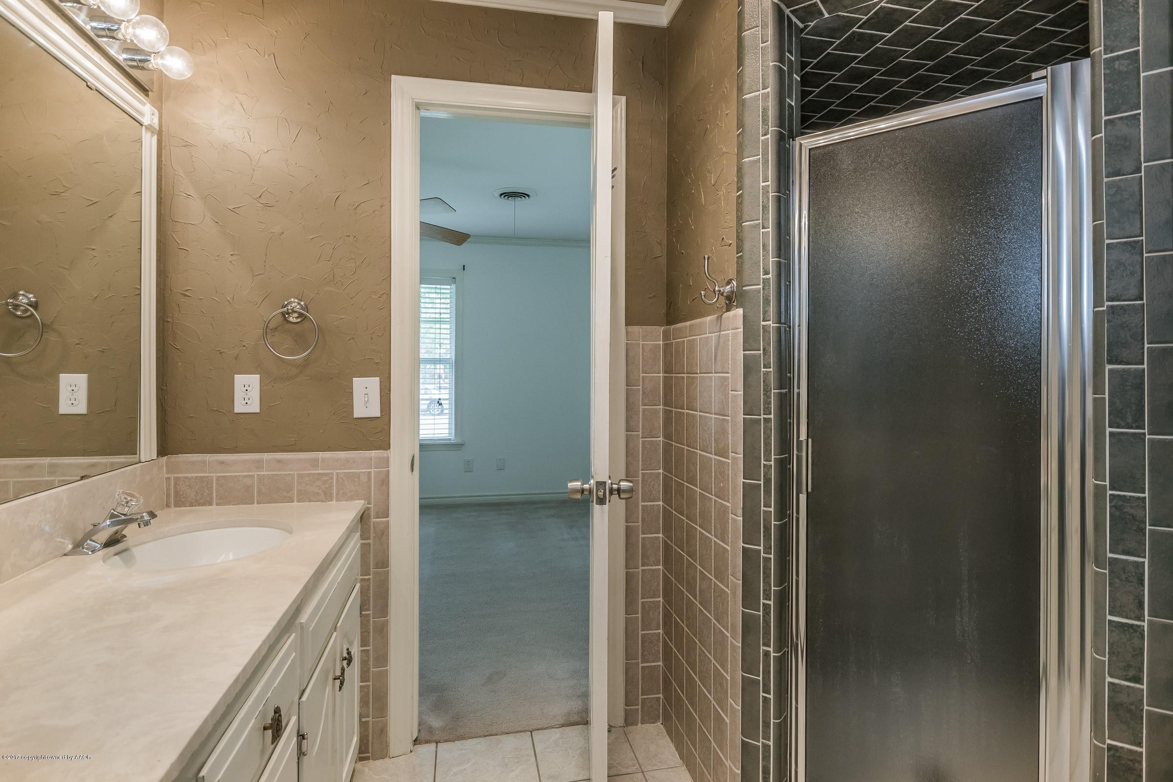 6400 Dreyfuss Road Amarillo, TX 79106 - Photo 19 of 25 019_Jack and Jill Bathroom