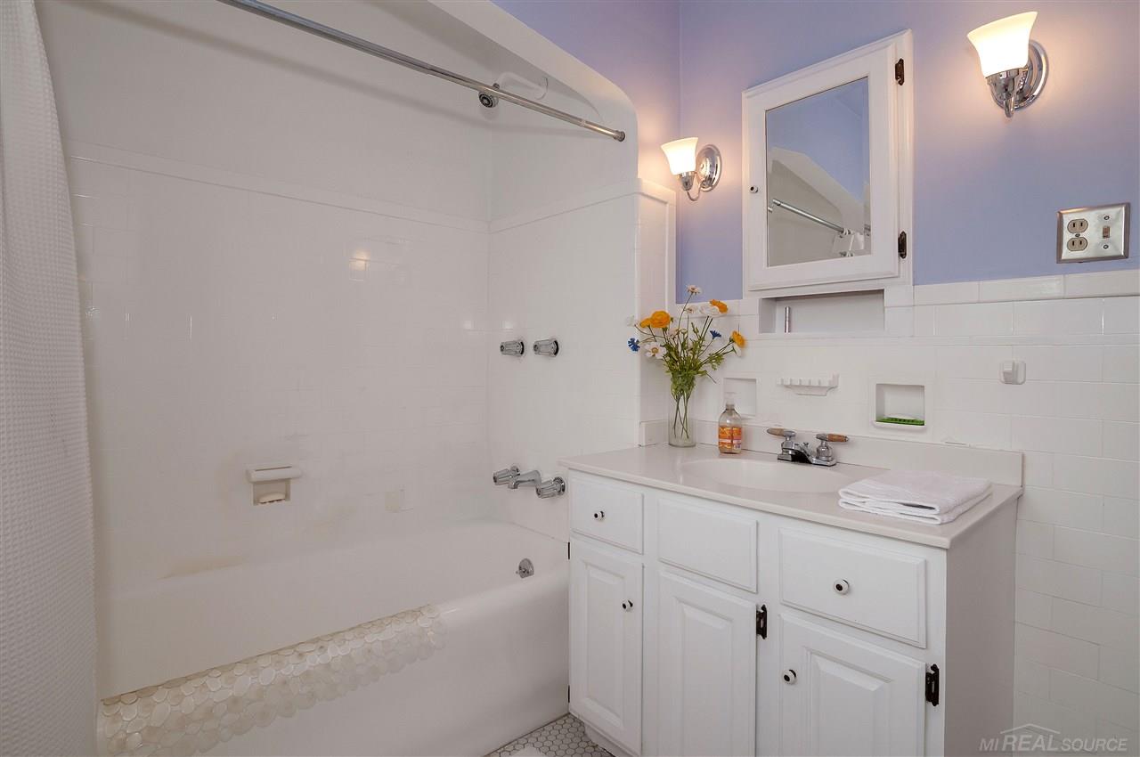 953 Lincoln Road Grosse Pointe, MI 48230 - Photo 24 of 32 31349669-23.JPG
