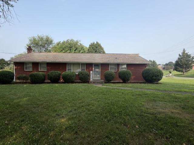 a view of a house with backyard and garden