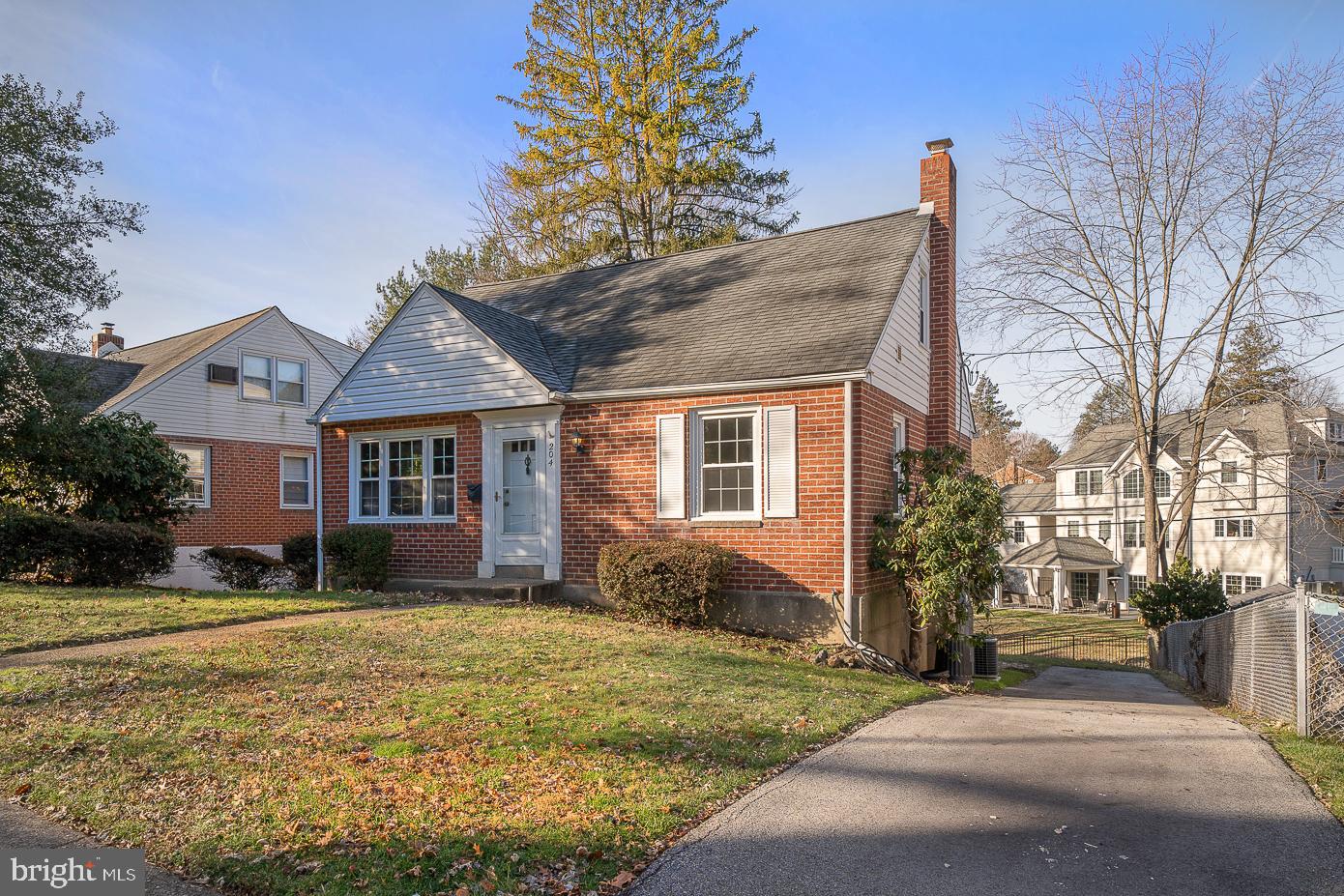 204 Golf Hills Road Havertown, PA 19083 - Photo 2 of 30