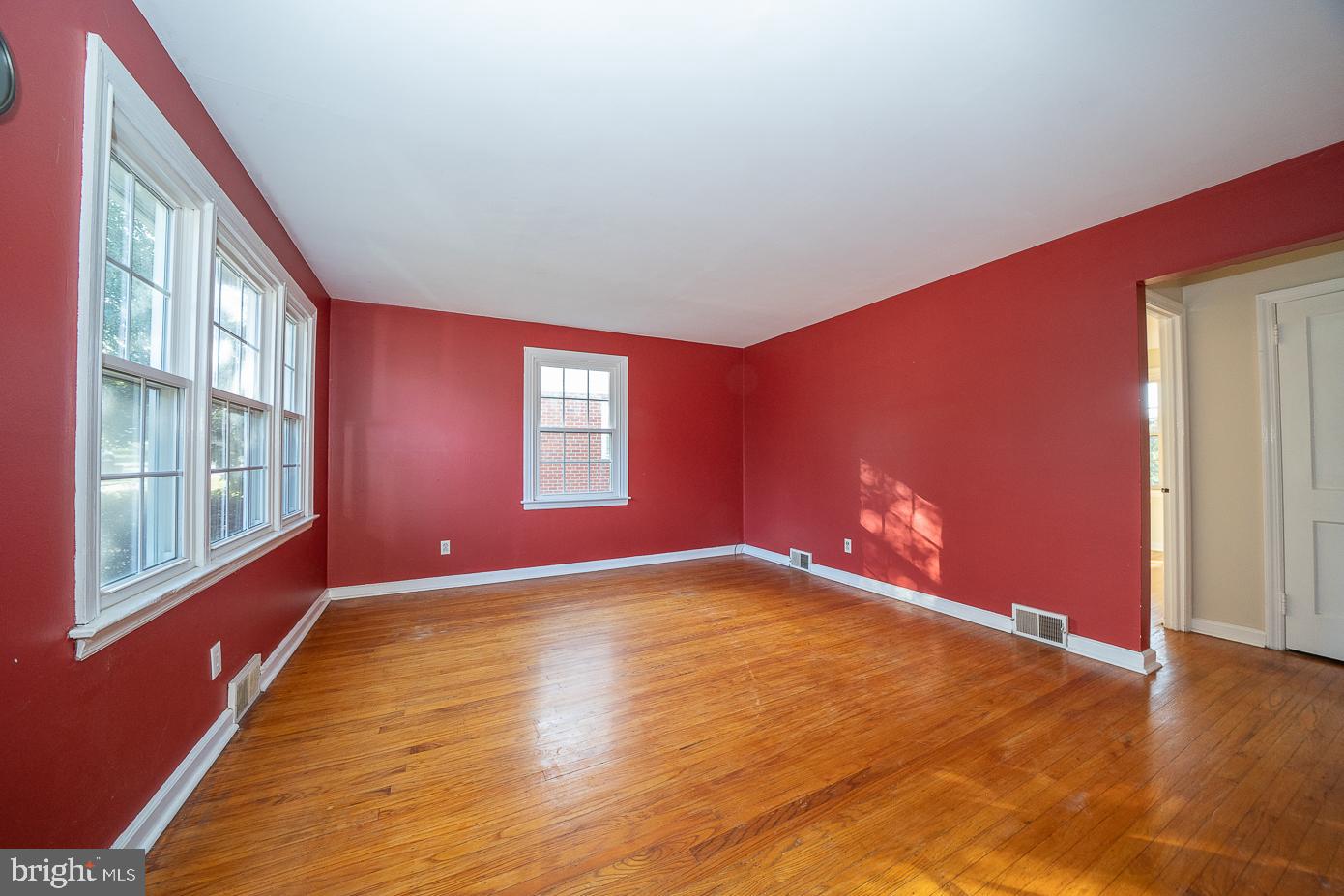204 Golf Hills Road Havertown, PA 19083 - Photo 4 of 30