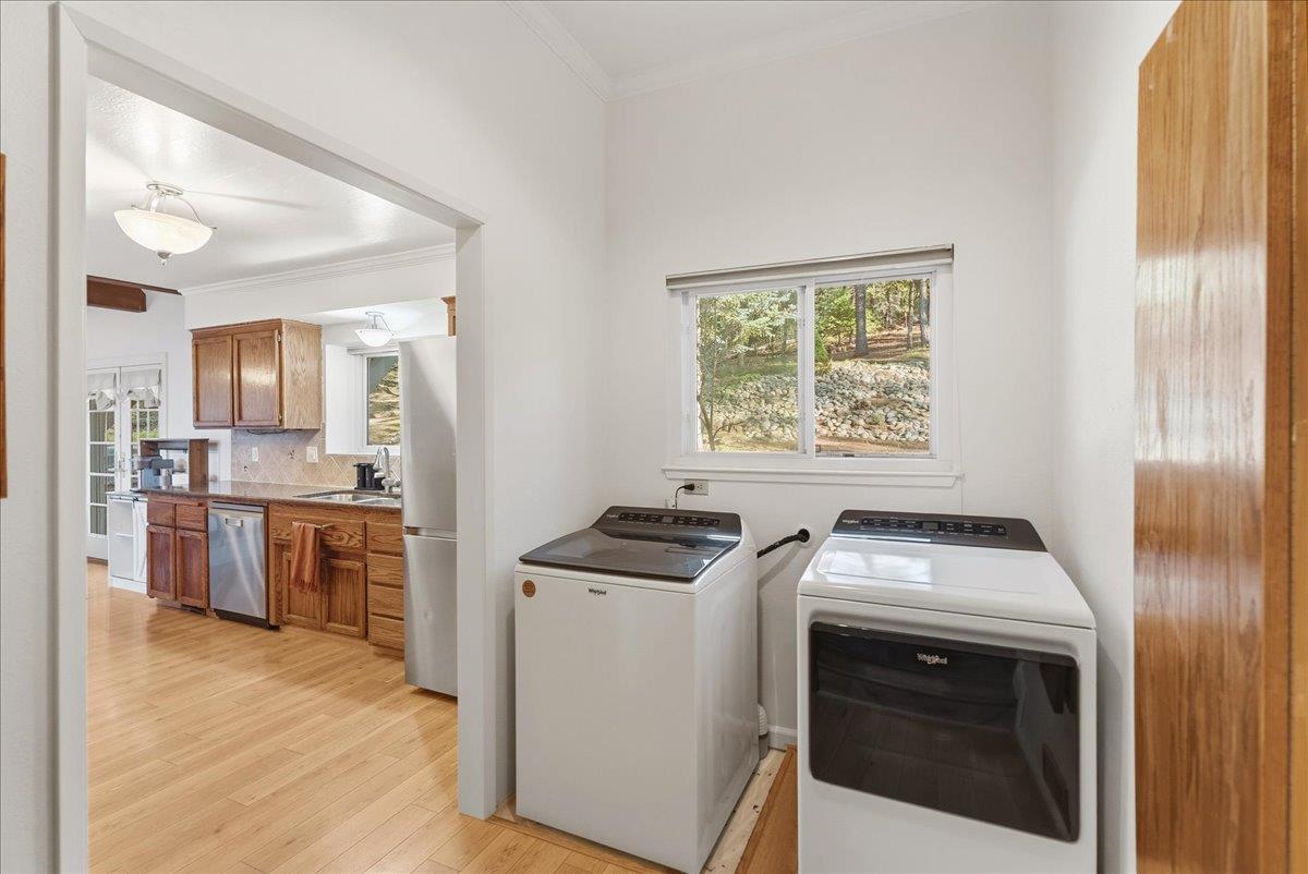 5621 Saw Mill Road Placerville, CA 95667 - Photo 25 of 75 a kitchen that has a stove and a microwave