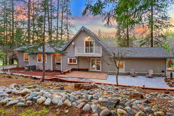 a view of a house with backyard