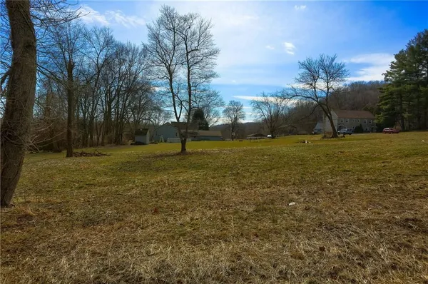 a view of a house with backyard and garden