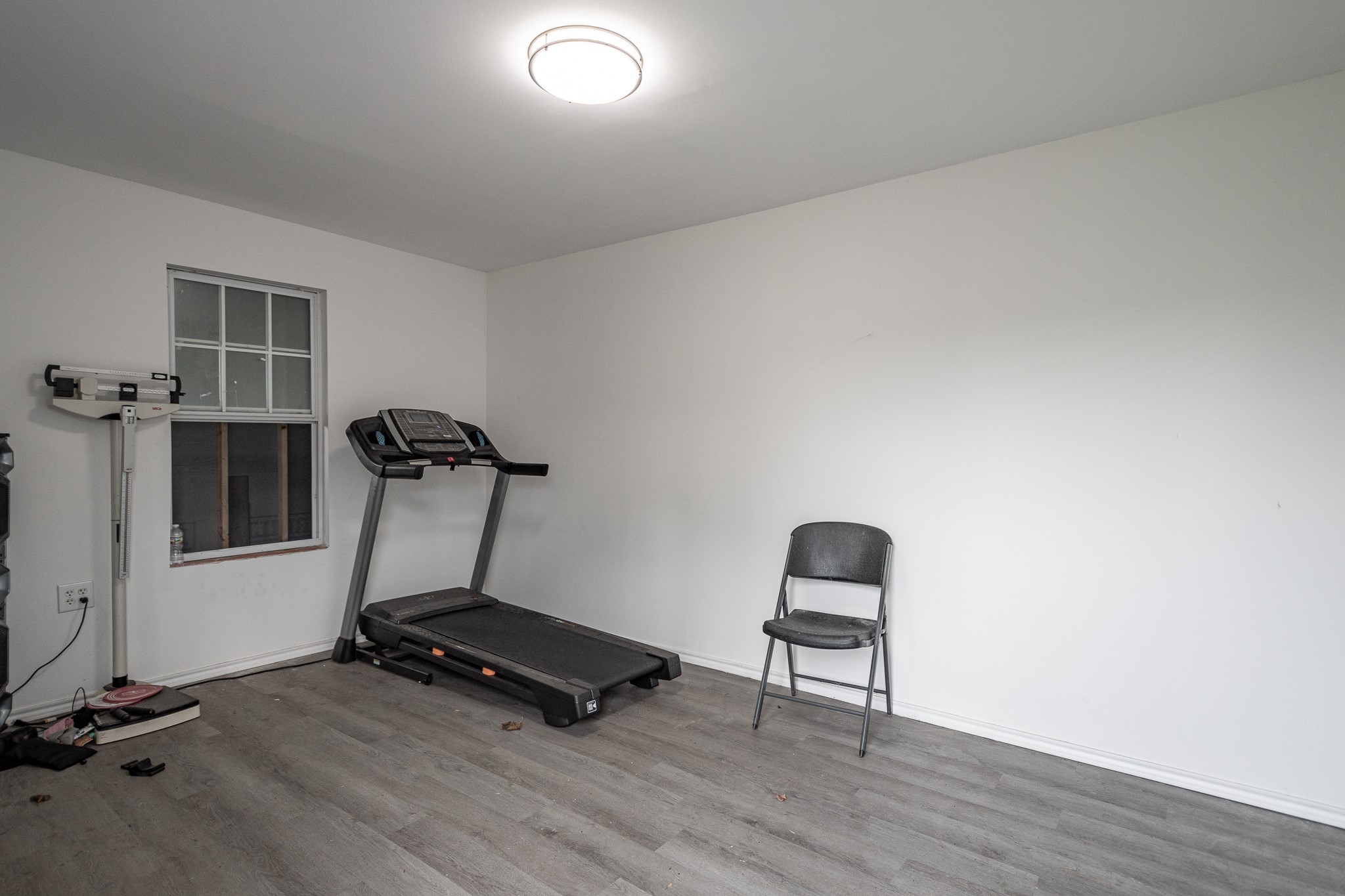 9026 McGallion Road Houston, TX 77022 - Photo 31 of 34 a room with gym equipment