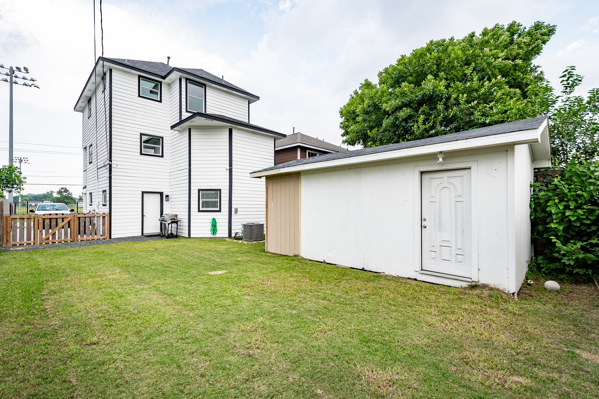 9026 McGallion Road Houston, TX 77022 - Photo 32 of 34 a view of a backyard of house