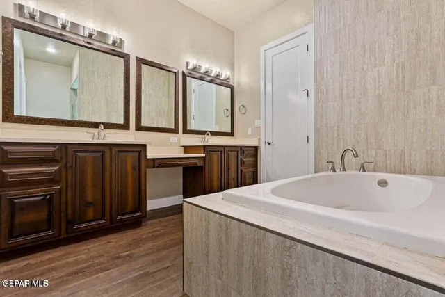 a view of a house with backyard