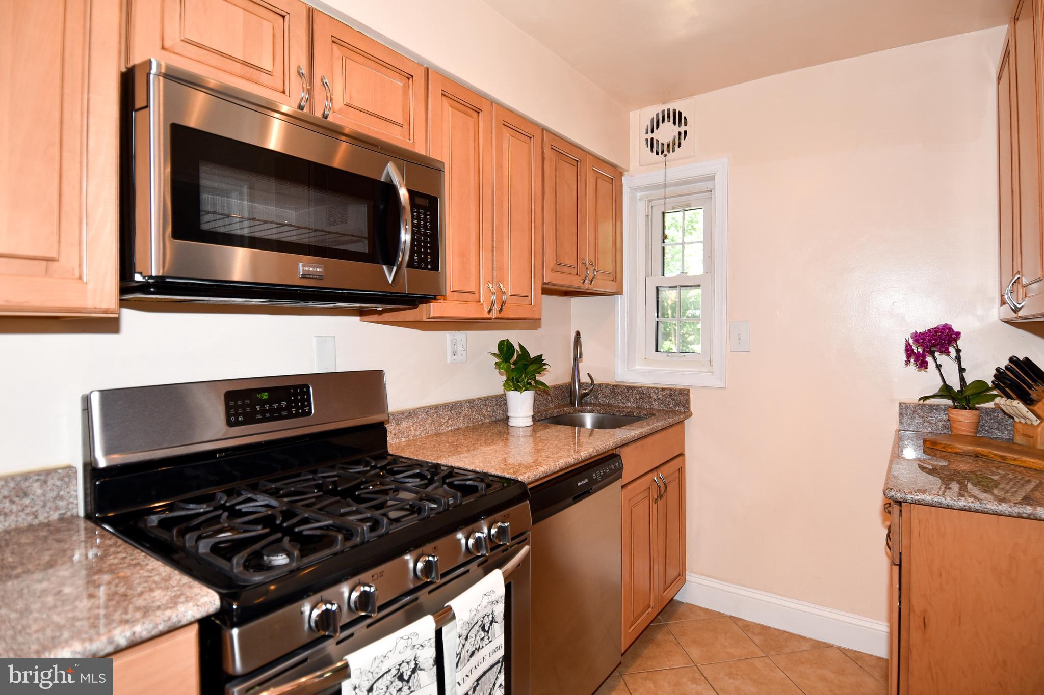 138 Cambridge Road Alexandria, VA 22314 - Photo 4 of 47 Stainless steel kitchen appliances