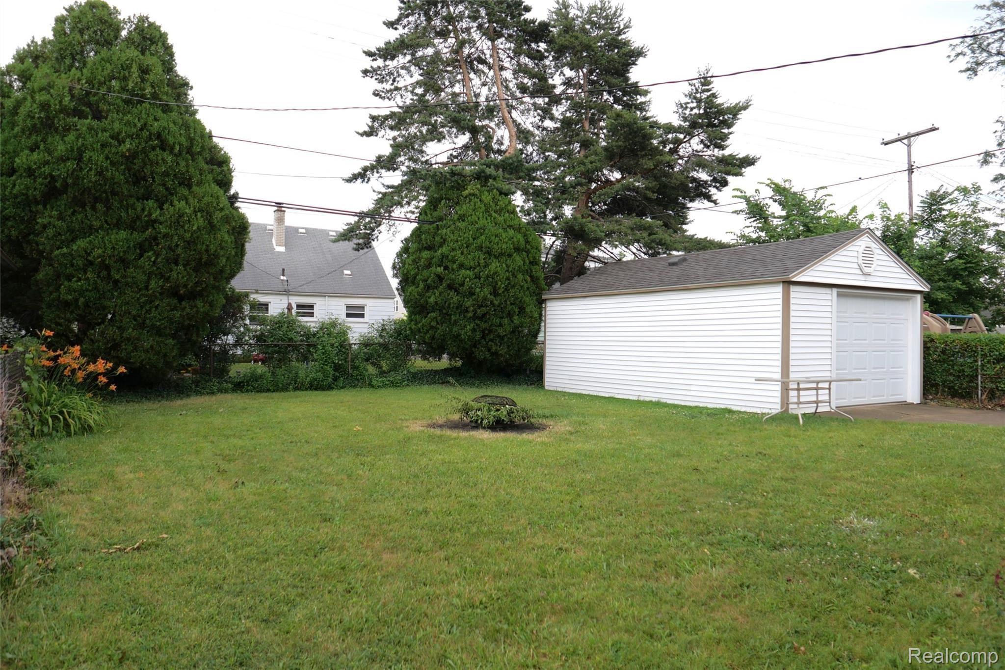 25166 Hayes Road Roseville, MI 48066 - Photo 27 of 27 Hayes - 27.jpg