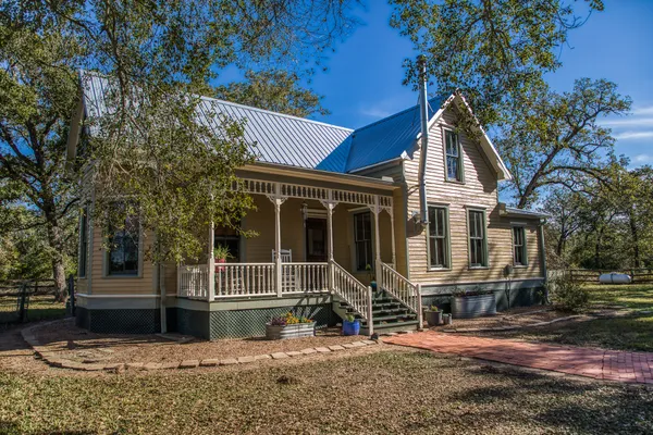 a view of house with a yard