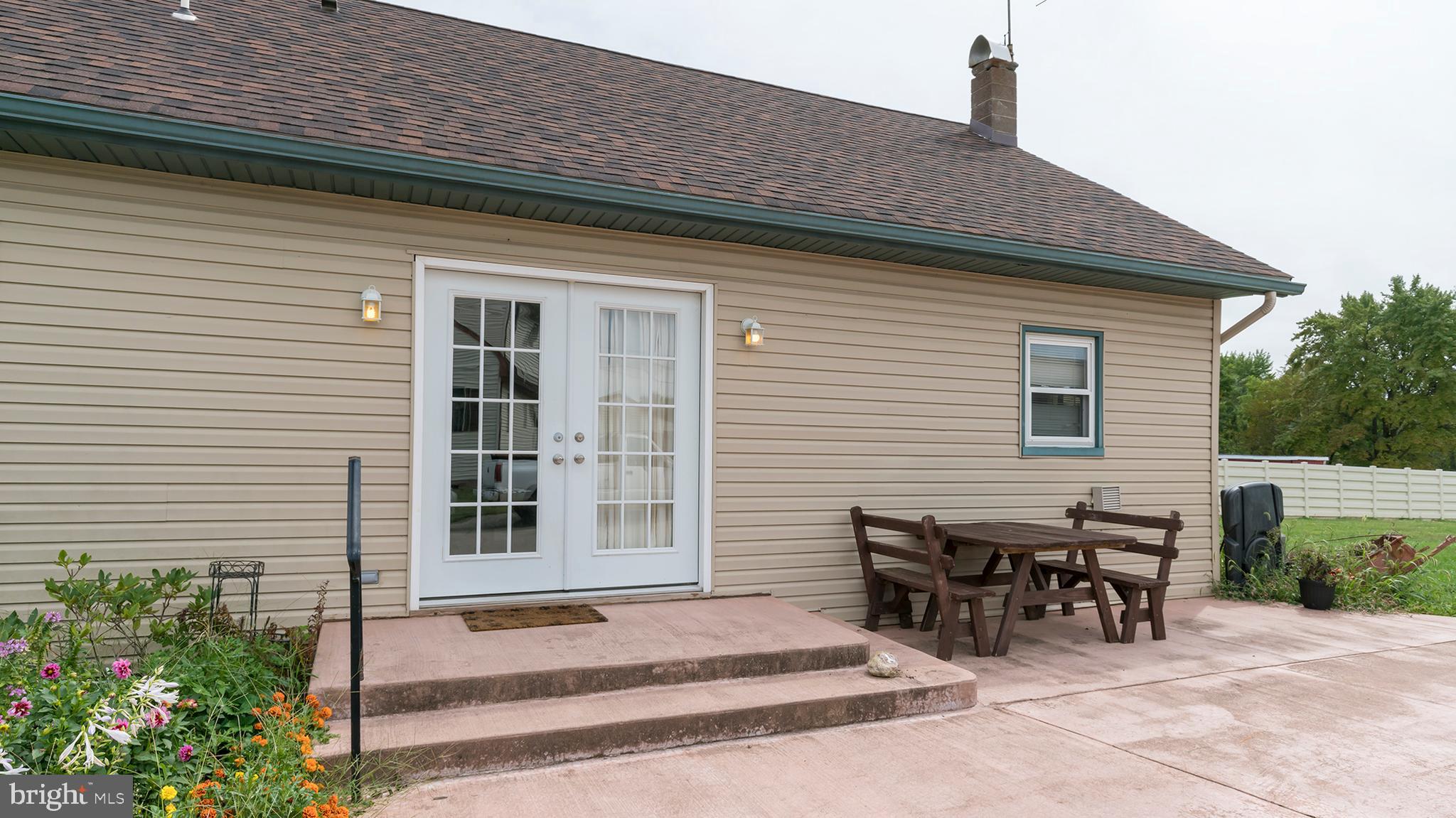 2285 Newport Road Manheim, PA 17545 - Photo 5 of 26 Side Patio