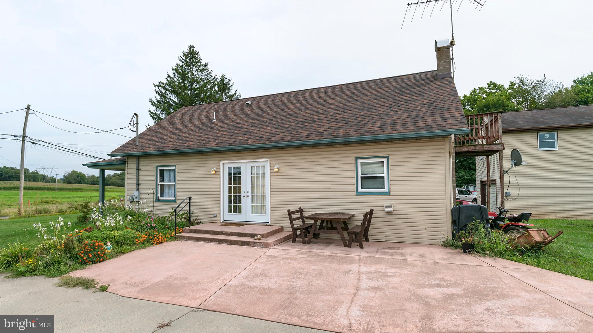 2285 Newport Road Manheim, PA 17545 - Photo 6 of 26 Side Patio