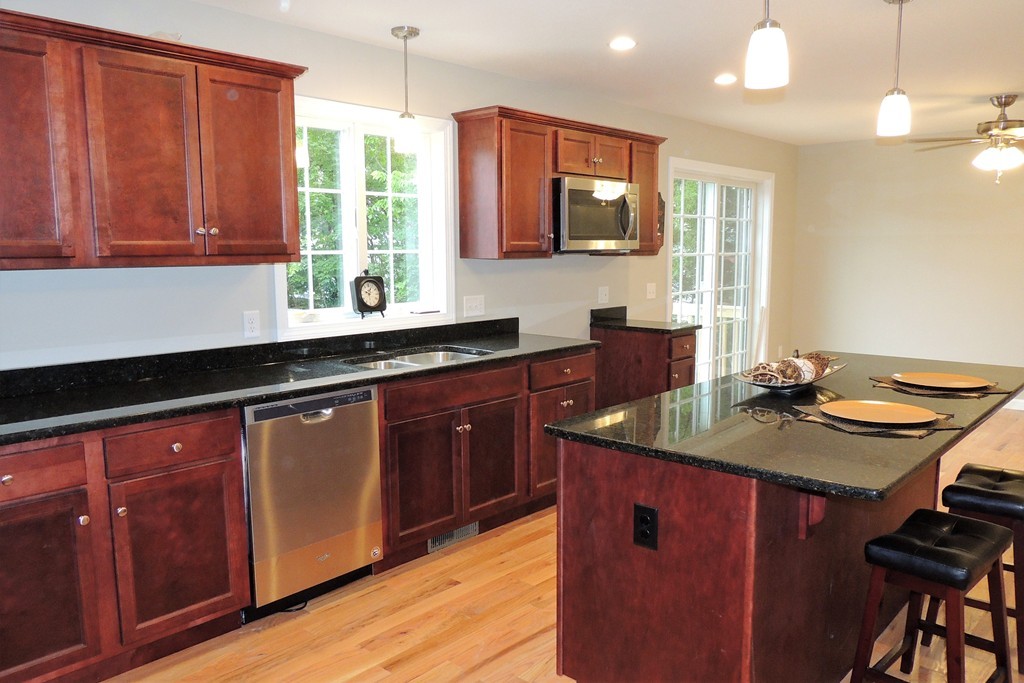 54 Palmyra Street Springfield, MA 01118 - Photo 8 of 22