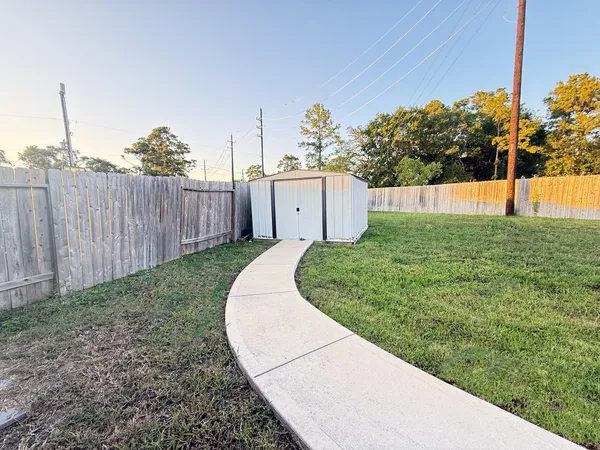 a view of a backyard