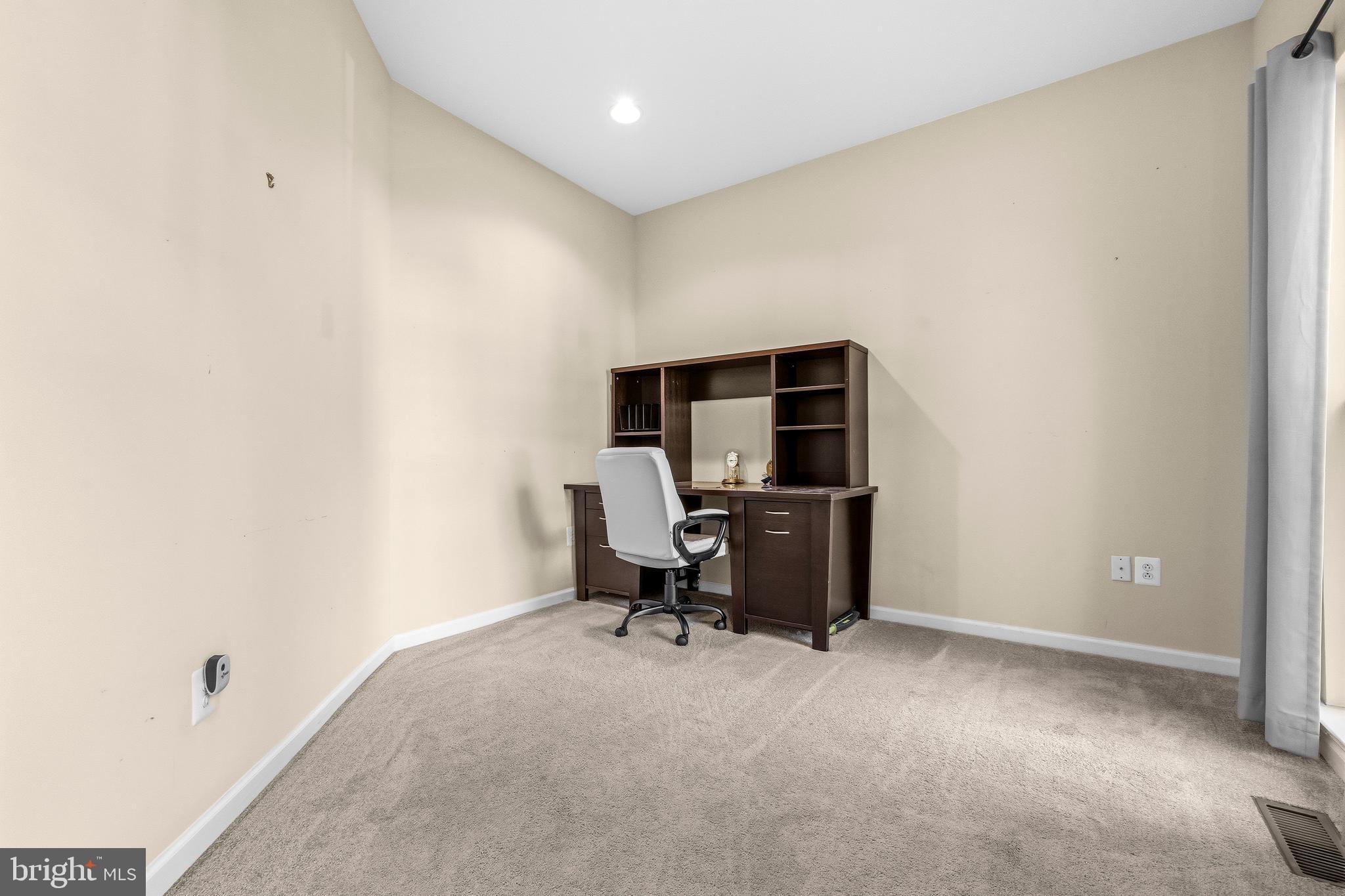 10 Fiona Way Brunswick, MD 21758 - Photo 3 of 45