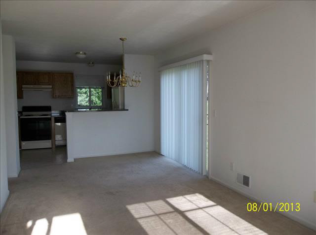 23499 Van Riper Court Trenton, MI 48183 - Photo 3 of 13 20366327-2.JPG