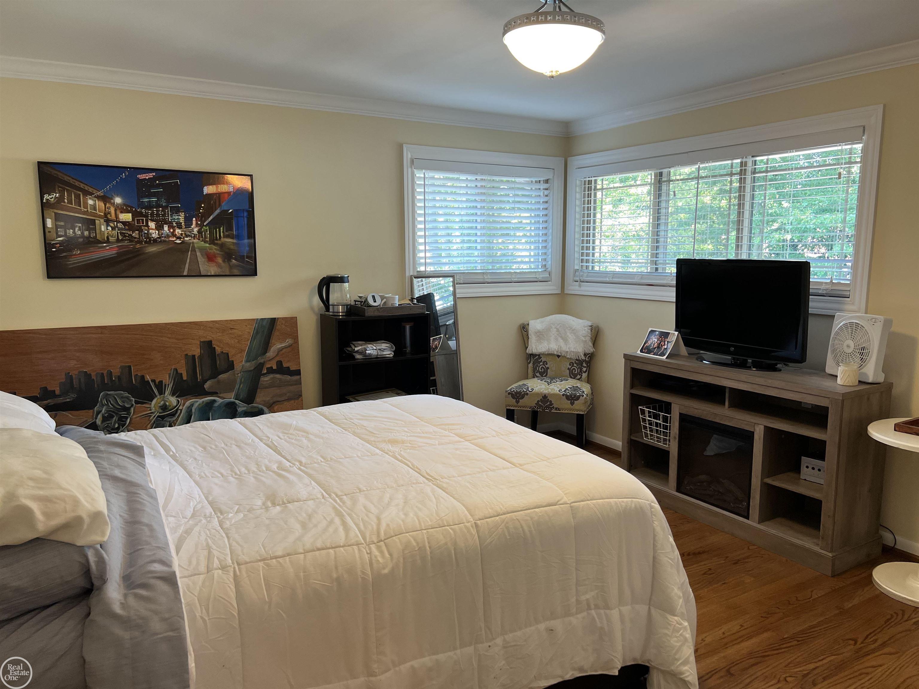 1870 Prestwick Road Grosse Pointe, MI 48236 - Photo 43 of 66 50155436-2b41c864-50a4-4a1c-9702-23a89bf8401f.JPG