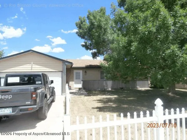 a view of a back yard of the house