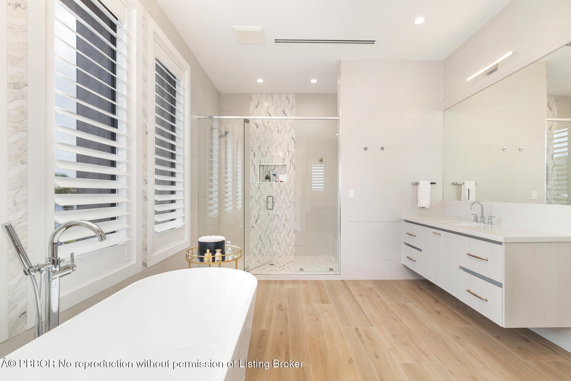 183 Arlington Road West Palm Beach, FL 33405 - Photo 16 of 34 a bathroom with a tub sink and mirror