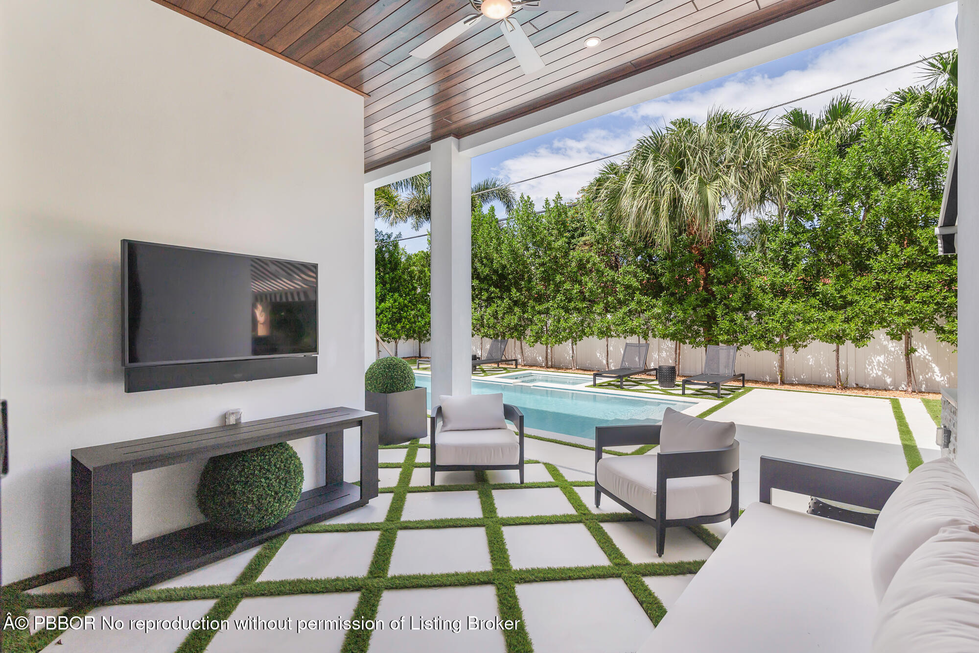 183 Arlington Road West Palm Beach, FL 33405 - Photo 27 of 34 a living room with patio furniture and a flat screen tv