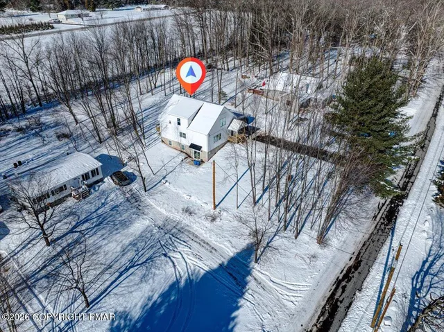 a view of entryway and outdoor space