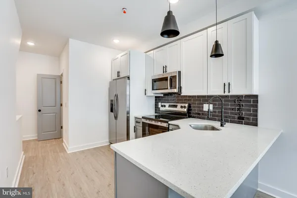 $1,800 | 922 West Arizona Street, Unit 1, Philadelphia, PA 19133