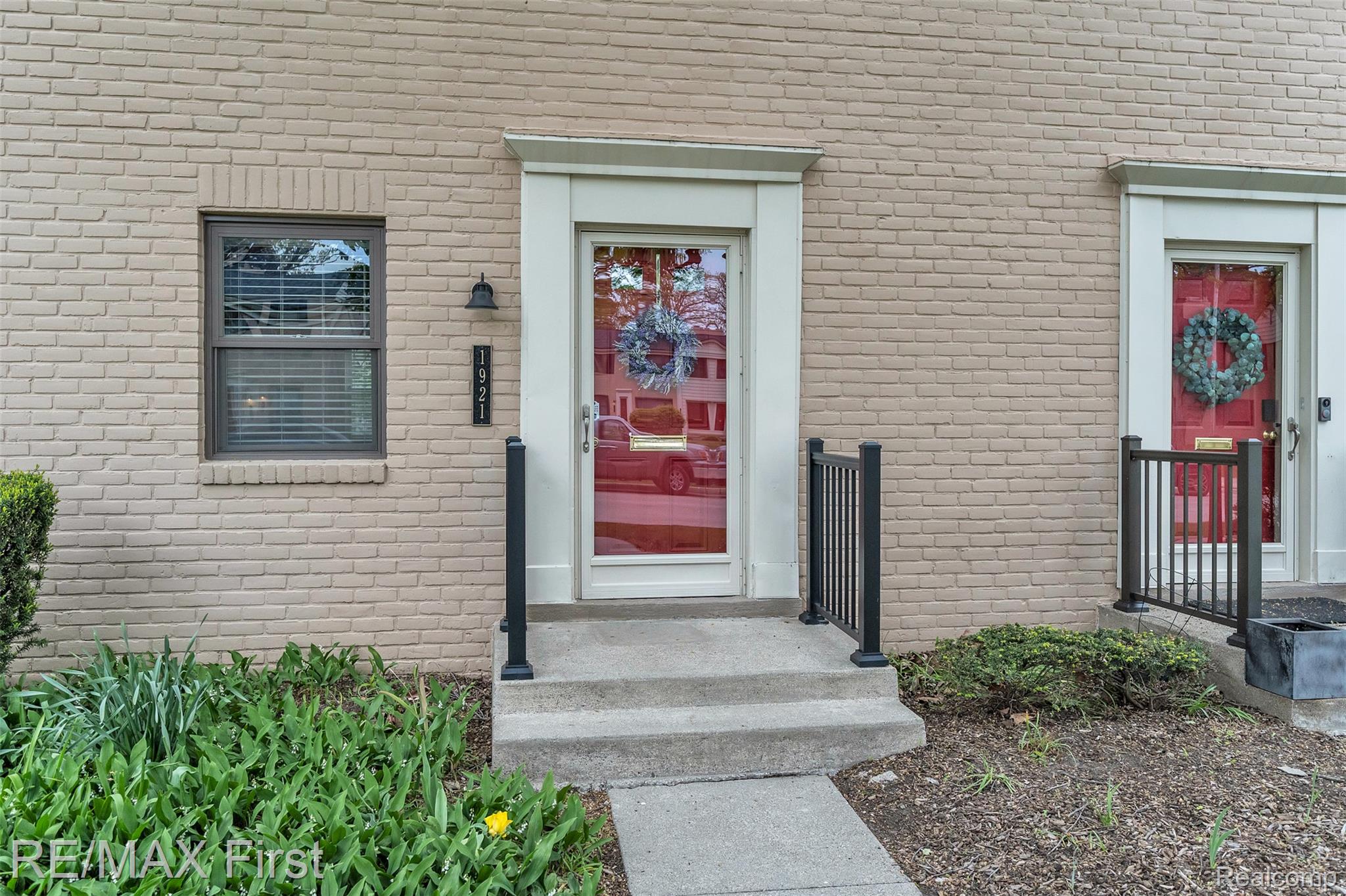1921 Graefield Road Birmingham, MI 48009 - Photo 3 of 27 3.jpg